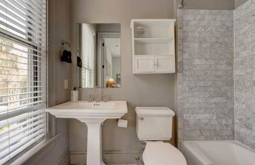 Elegant Sunlit Home with Private Rooftop Oasis - Foto 30