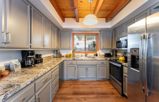 Indigo Owl by Avantstay Cabin w Firepit Minutes to Lake Slopes - Photo 4