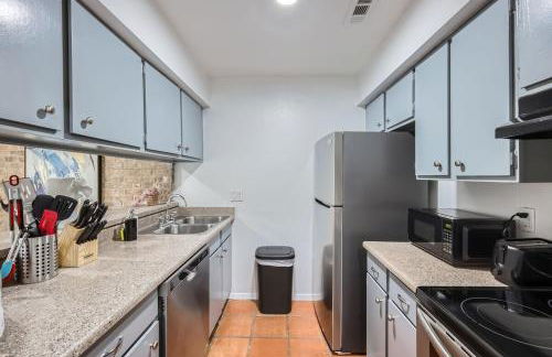 Your Airy King Suite Getaway - Sleeps 4 - Pool, Prkg - Photo 29