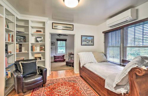 Restored 1920s Cottage on 1 Acre with Fire Pit - Foto 8