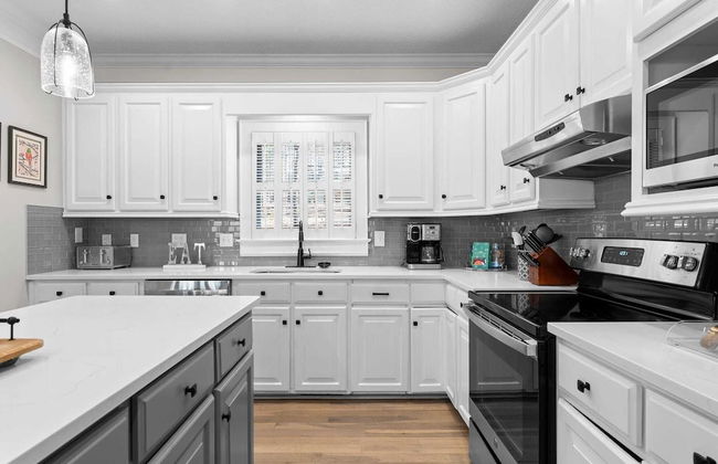 Winding Down by Avantstay Sleeps 20 + Dock, View - Photo 17