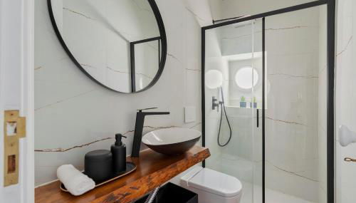 Live In Setúbal II - Photo 5, towels, Shower