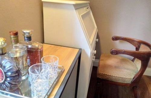 Elegant & spacious parkside 2-bedroom 2-bathroom flat in period building facing Blackheath - parking, great Greenwich location, easy for O2 Arena and City, very near Marathon start line! - Foto 9