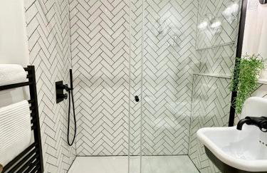 Stunning 3 bedroom & 2 bathroom cottage with patio - Foto 27