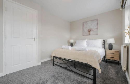 Charming House with Free Parking - Photo 9