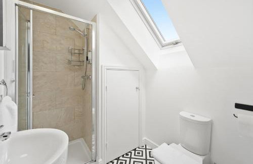 Spacious 4BR House Sleeps 8 with Free Parking, Contractor Friendly, Near Basildon Hospital & London Links - Foto 25