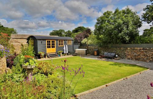 FLORA Luxury Retreat, Private Garden, Views & Hot Tub - Photo 4