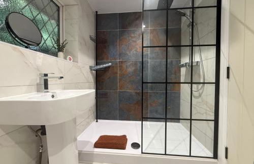 Winter Getaway - Luxury Bungalow w Games Room - Photo 5