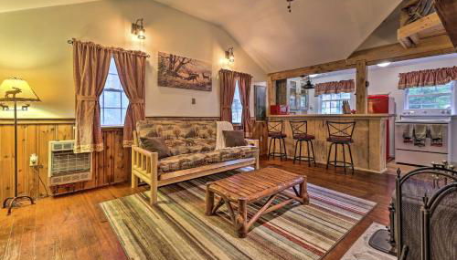 Cabin with Trails and Creek! 23 Mi to Camelback Slopes - Foto 4