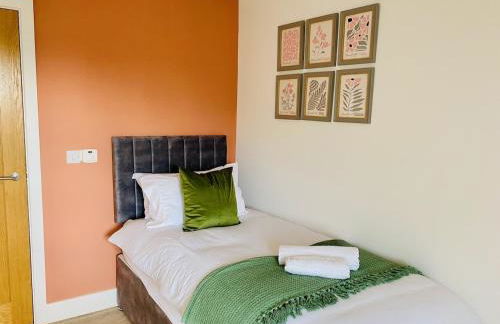 Just £45pppn! Prime Comfort for Contractors with Spacious Parking, Plush Beds, Top-notch Amenities, Flexible Stays & Lightning-Fast Internet - Photo 2