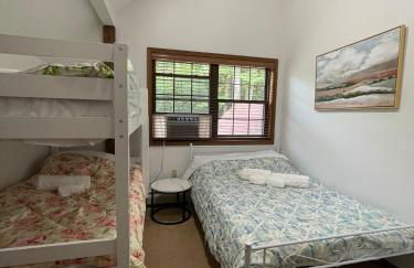 Pocono Hideout Family Home with Hot Tub Deck Sunroom Pool Big Bass Lake Larsen Lake Gouldsboro Clifton Township - Foto 9