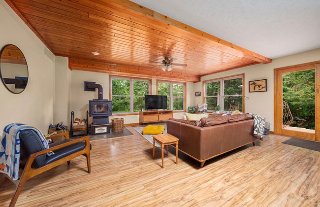 Firefly Lodge! Boardman River! Hot Tub! Woodstove! - Foto 14