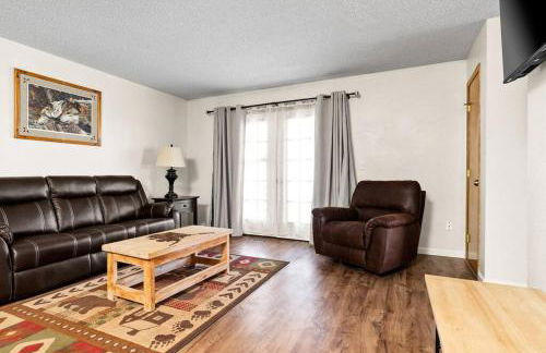 Alaskan WolfDen Close to airport centrally located - Photo 27