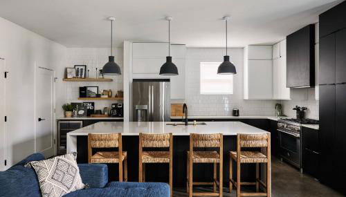 Stylish 3 Bed Retreat, Rooftop, Parking, Sleeps 10, Ensuite Baths, Bunk Room, Gourmet Kitchen, Cozy Living Space, Rooftop Views & Fire Table, Near Downtown, Distilleries & Marathon Village, 24 Hr Hospitality - Foto 3