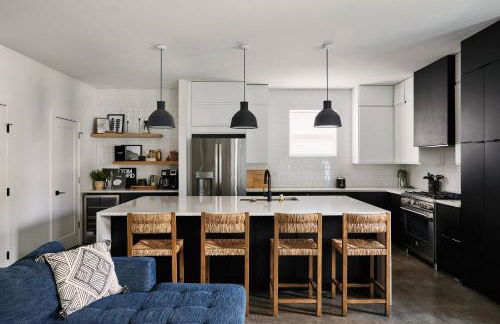 Stylish 3 Bed Retreat, Rooftop, Parking, Sleeps 10, Ensuite Baths, Bunk Room, Gourmet Kitchen, Cozy Living Space, Rooftop Views & Fire Table, Near Downtown, Distilleries & Marathon Village, 24 Hr Hospitality - Foto 3