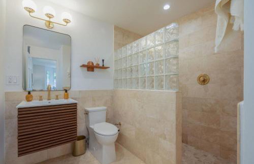 Seaside Home Modern Retreat with Breathtaking Views and Beachside Charm - Foto 17