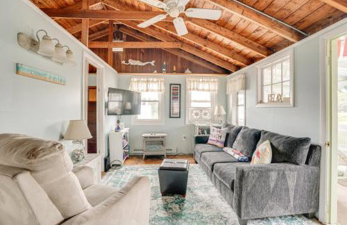 Rockport Cottage with Patio - Steps to Beach! - Foto 1