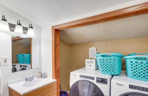 Serene Devils Lake House with Deck and Fire Pit! - Foto 14