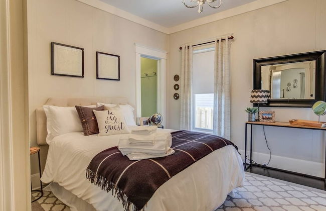 1893 Classic 4 Blocks From Great Dining & Shops - Photo 2