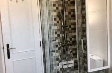 City Break-Quiet House with Private Patio - Foto 20