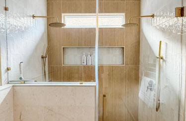 Downtown Indy, Rooftop Deck with Hot Tub, Gym, Bikes, Tesla Charger - Photo 4