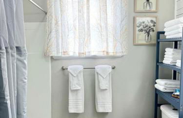 Bright & Airy 2BR 1BA Home Near The Riverfront - Foto 17