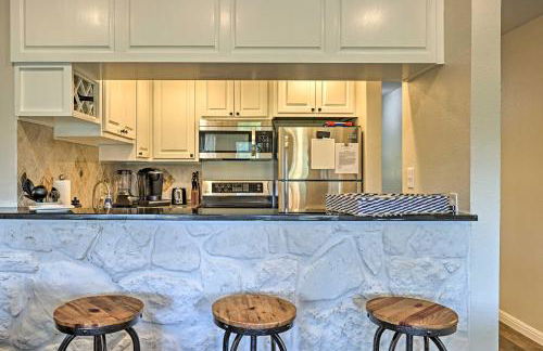 Modern Townhome with Patio, Next Door to Resort - Foto 7