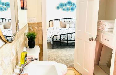 Spacious 6BR Home - Near Top Attractions - Photo 33