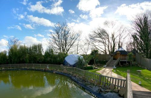 Romantic Treehouse with Hot Tub & BBQ Lodge - Foto 3