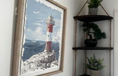 Sunny 2-Bedroom Coastal Stay with Free Parking - Foto 9