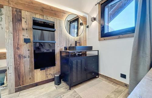 Modern 2BR Apt with Mountain Views & Private Parking - Foto 9