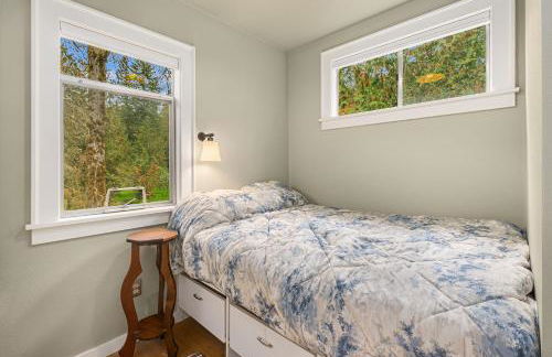 Riverfront Retreat Hot Tub Sauna Yard Gazebo and VIEWS - Foto 22