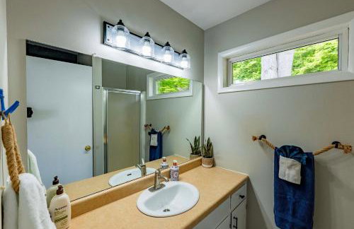 Waterfront Deck and Dock Torch Lake Home! - Foto 17