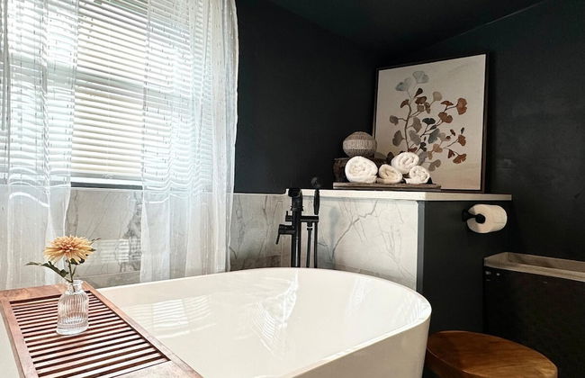 3-story 6-bedroom 4 Bathrooms 3min-asian Dist - Photo 18