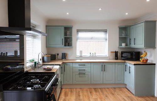 Large 4 Bed Home - Fast Wifi, Smart TV's & Free Parking - Near A66 - Foto 20