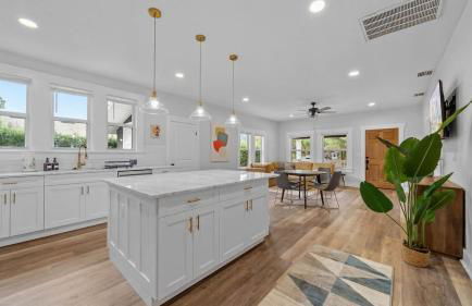 Mid-Century Modern Retreat by Coffee, Food + Shops - Foto 1