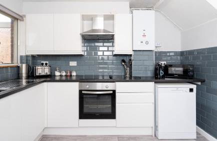 3-Bedroom Cosy Stunning Central Home, Sleeps 8 with Parking and Private Garden - LONG TERM STAY SPRING SPECIAL OFFER AVAILABLE! - by Blue Puffin Stays - Foto 16