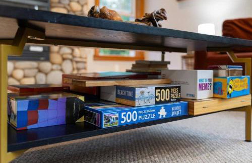 White Mountain Retreat with Theater, Fire Pit, Game Room and River Access - Foto 14