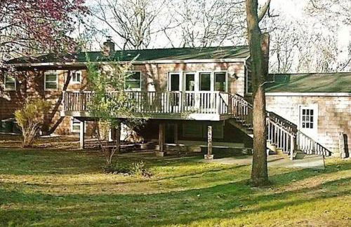 Renovated and Spacious Summer Home with Water View - Foto 12