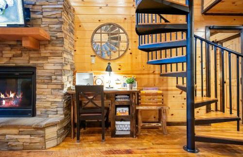 Rustic Family Getaway - Pool Table, Hot Tub, Pets, Great Location - Photo 19