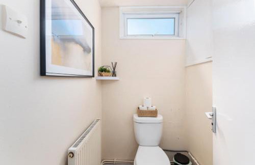 House - Sleeps up to 10 & Free Parking - Foto 12