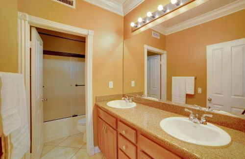 Resort-Style Oasis Expansive Riverside Mansion - Foto 28