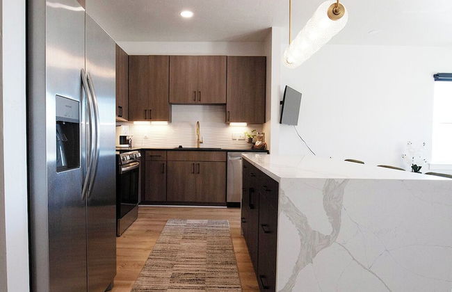 5020 PLace - Luxury Apartment - Photo 5