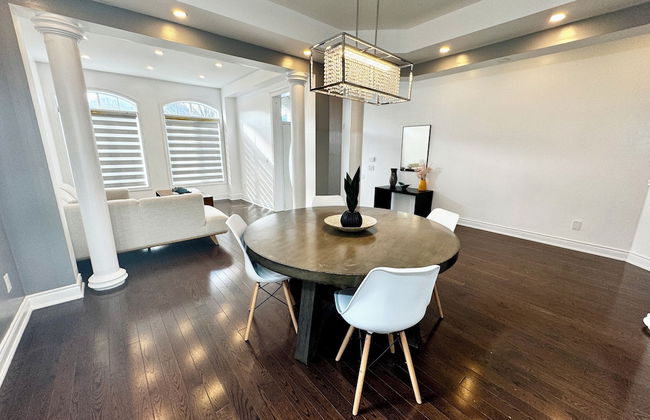 Spacious 4-Bedroom Retreat - Photo 35