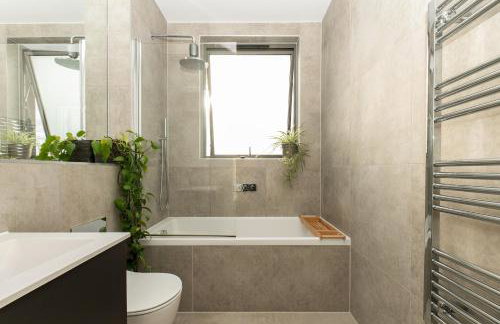 Beautiful 1BR Huge Terrace 17 mins central London - Pass the Keys - Foto 5