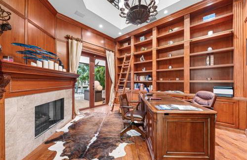 Near the Beach • Pool & Jacuzzi • Waterfront Villa - Foto 4