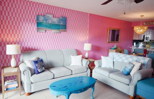 Pink Dream House - 2BR, Pools, Patios, & Walk to Ocean in Panama City Beach - Foto 12
