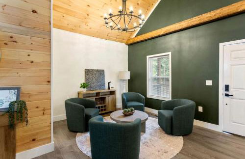 Stylish Lakehouse with Black-and-White Modern Design near Lake Hartwell, Clemson SC - Foto 11