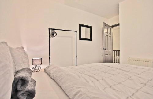 Freckleton House in Town Centre, near Blackpool, Sleeps 6, Free Parking - By NMB Property - Photo 8