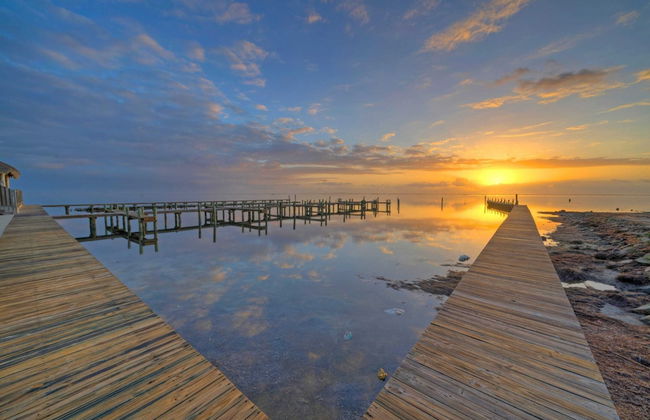 Shared Pool w/ Bay Views, Boat Dock Fishing Big Slough by Avantstay - Foto 40